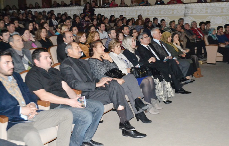 Турецкие актеры задались жизненным вопросом на бакинской сцене - ФОТО