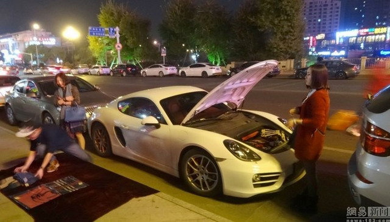 Парень с Porsche продает шарфы, чтобы заработать на бензин - ФОТО