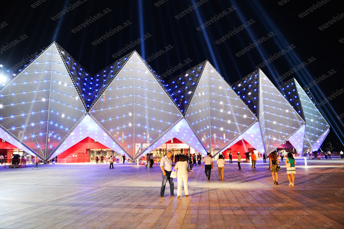 Как зрители прибывали на второй полуфинал "Евровидения" в "Baku Crystal Hall" - ФОТОСЕССИЯ