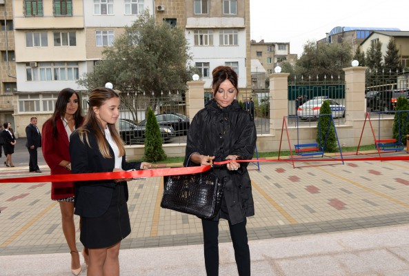 Первая леди Мехрибан Алиева и вице-президент Фонда Гейдара Алиева Лейла Алиева приняли участие в открытии двух детских садов-яслей в Баку - ФОТО