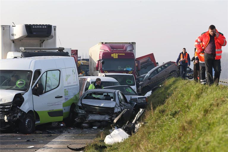 Ад на дороге: В Бельгии столкнулись 100 автомобилей - ОБНОВЛЕНО - ФОТО