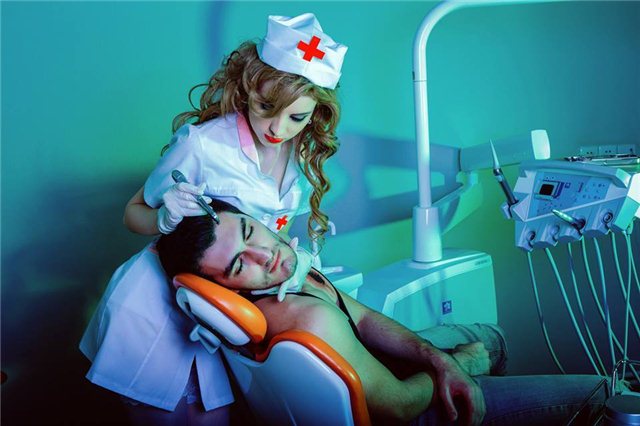 Азербайджанская модель в роли соблазнительной медсестры - ФОТО