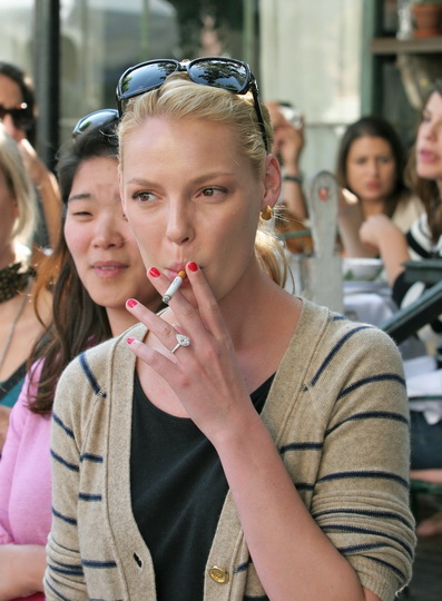 Неожиданно: 20 женщин-знаменитостей, которые курят - ФОТО