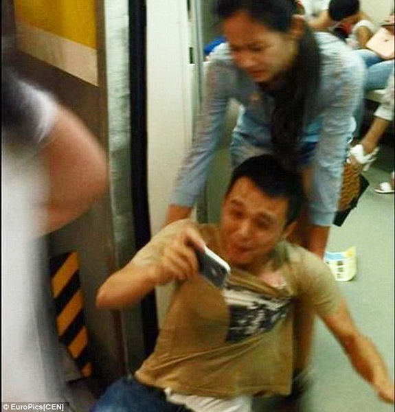 Пассажиры пекинского метро были шокированы увиденным - ФОТО