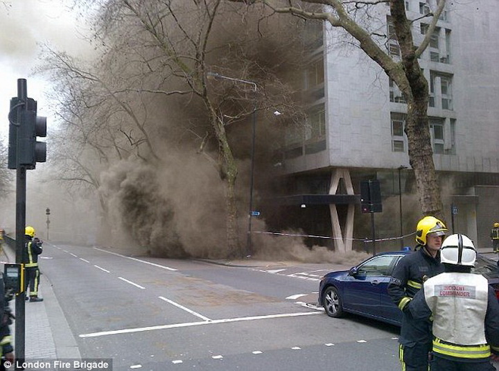 Сильный пожар в Лондоне: эвакуированы более 2 тыс. человек - ФОТО