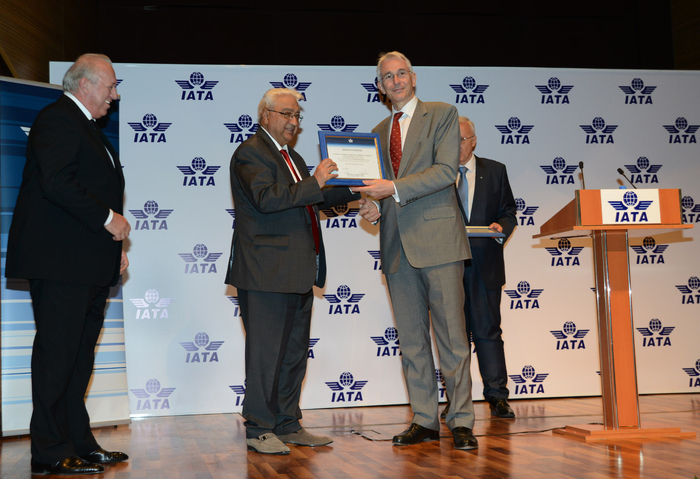 Национальной Академии Авиации и ЗАО "Азербайджан Хава Йоллары" вручен сертификат IATA - ФОТО