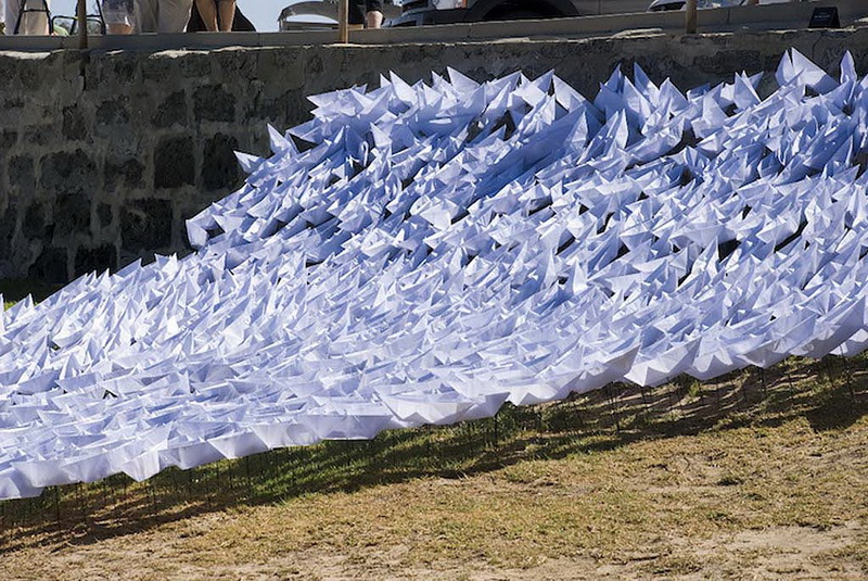 Сотни бумажных корабликов на песчаном пляже - ФОТОСЕССИЯ