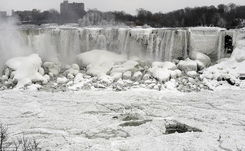 Ниагарский водопад превратился в ледяные сосульки - ФОТО