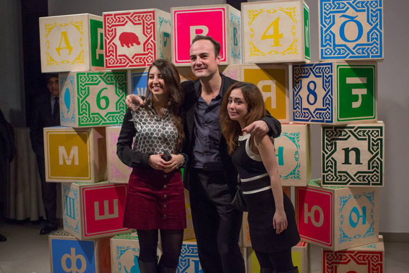 В галерее "YAY" открылась персональная выставка Деяна Калудьеровича "Интервью: Азербайджан" - ФОТО