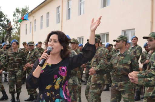 Азерин дала концерт в одной из воинских частей - ФОТО