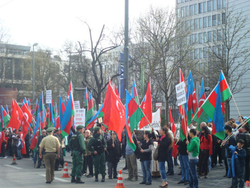 Азербайджанцы, проживающие в Германии, провели акцию протеста против расовой дискриминации - ОБНОВЛЕНО - ФОТО