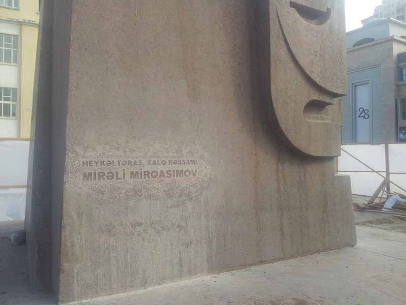 В Баку на памятнике Дж.Джаббарлы новая надпись – ФОТО