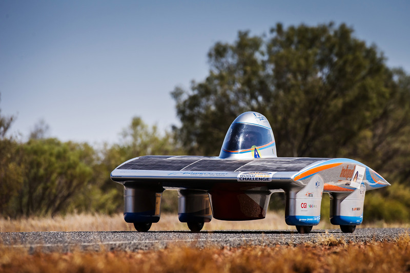 В Австралии прошли гонки автомобилей на солнечных батареях - ФОТО