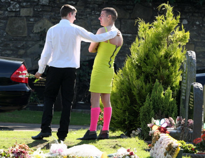 Парень явился на похороны в платье, причина изумительна - ФОТО