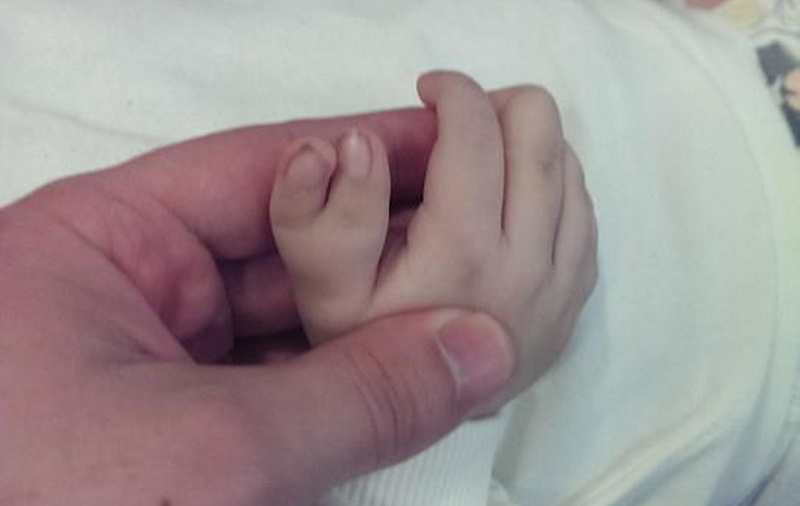 Сую пальцы спящей. Пальчики новорожденных на руках. Шестой пальчик у новорожденных. Про пальчики для малышей.