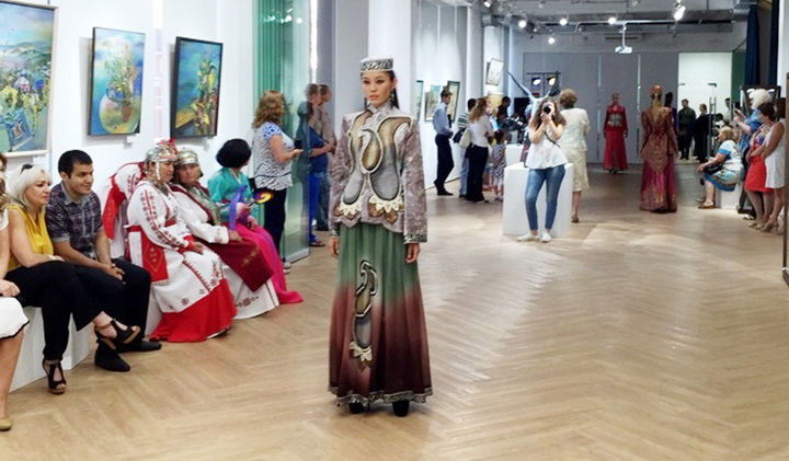 Азербайджанские платья произвели фурор на этнофестивале в России - ФОТО