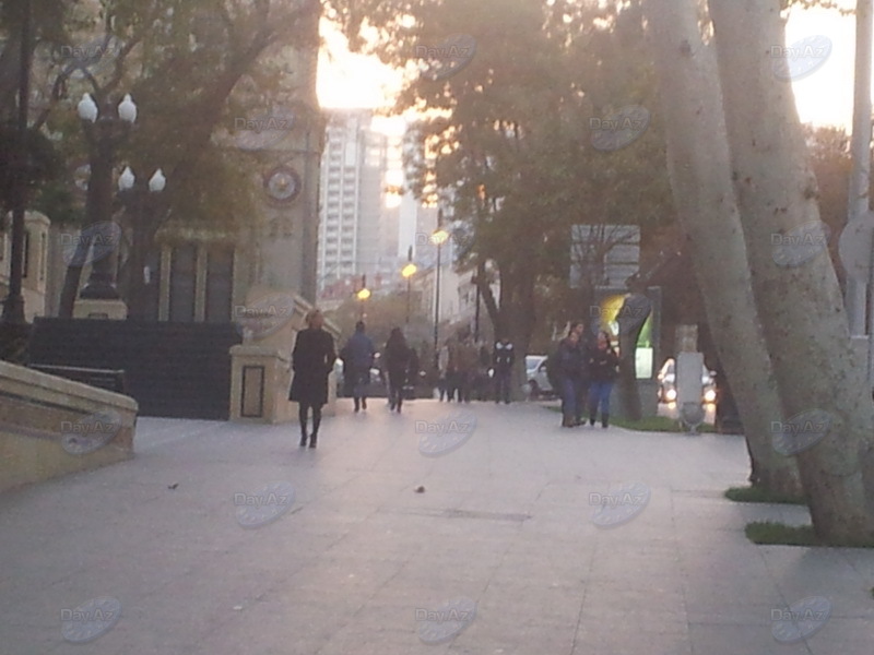 Свет средь бела дня на улице в Баку - ФОТО