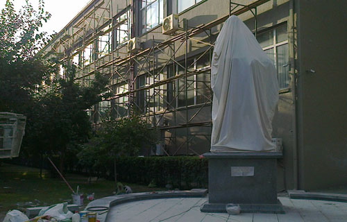 В Баку появился памятник Бюльбюлю - ФОТО