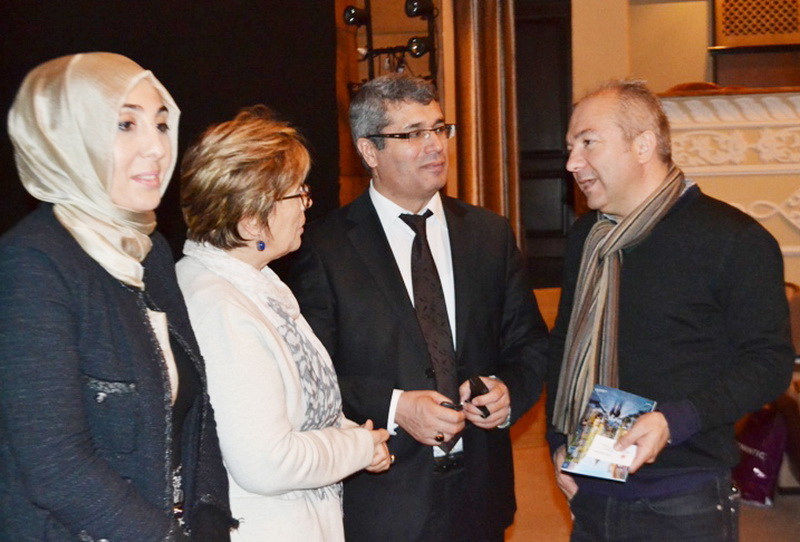 Турецкие актеры задались жизненным вопросом на бакинской сцене - ФОТО