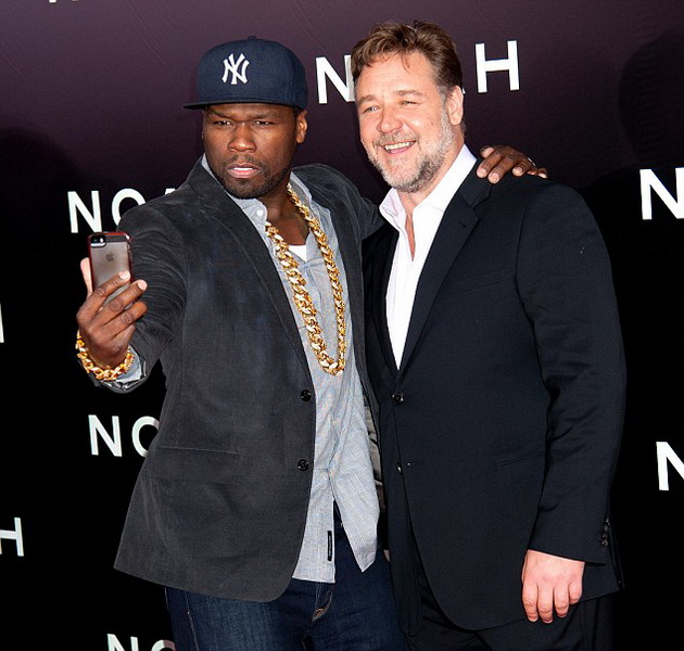 Звездный selfie: "50 Cent" поймал Рассела Кроу на премьере "Ноя" - ФОТО
