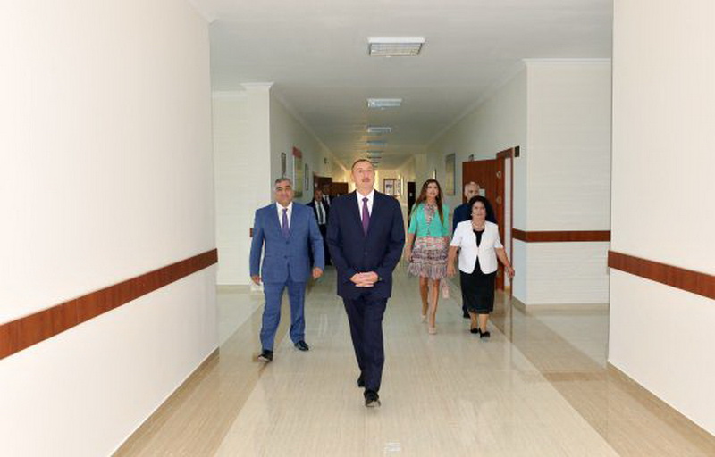 Президент Ильхам Алиев и его супруга Мехрибан Алиева приняли участие в открытии школы номер 124 в Баку - ОБНОВЛЕНО - ФОТО