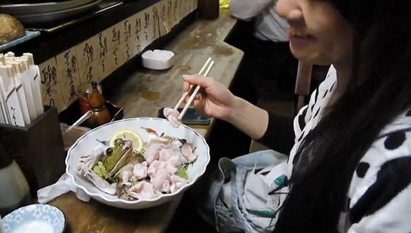 В ресторане Токио подают лягушку в предсмертных муках - ФОТО