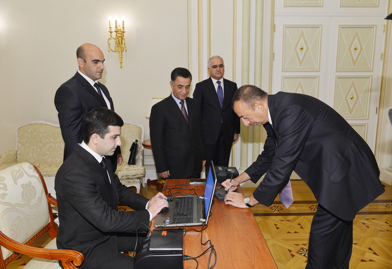 Президенту Ильхаму Алиеву вручен первый биометрический паспорт гражданина Азербайджана - ФОТО