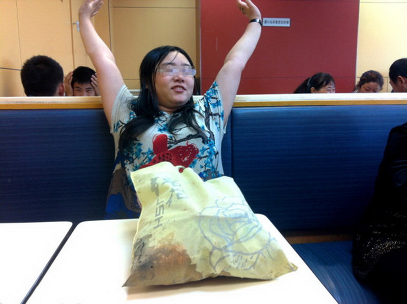Китаянка неделю прожила в KFC после разрыва с любимым - ФОТО
