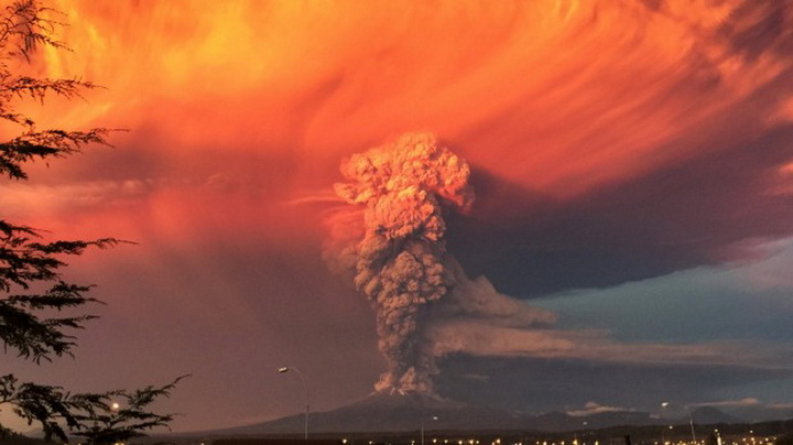Мощное извержение вулкана в Чили: идет эвакуация - ОБНОВЛЕНО - ФОТО - ВИДЕО