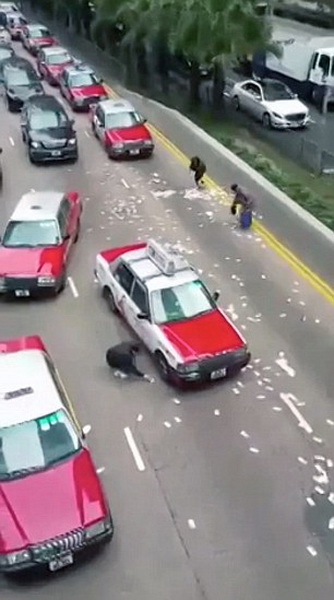 В Гонконге из фургона на шоссе высыпались 2 млн долларов - ФОТО - ВИДЕО