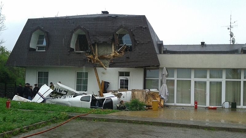 В Чехии самолет врезался в здание - ОБНОВЛЕНО - ФОТО