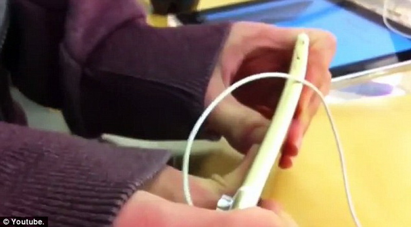 Подростки погнули с десяток iPhone 6 прямо в App Store - ФОТО - ВИДЕО