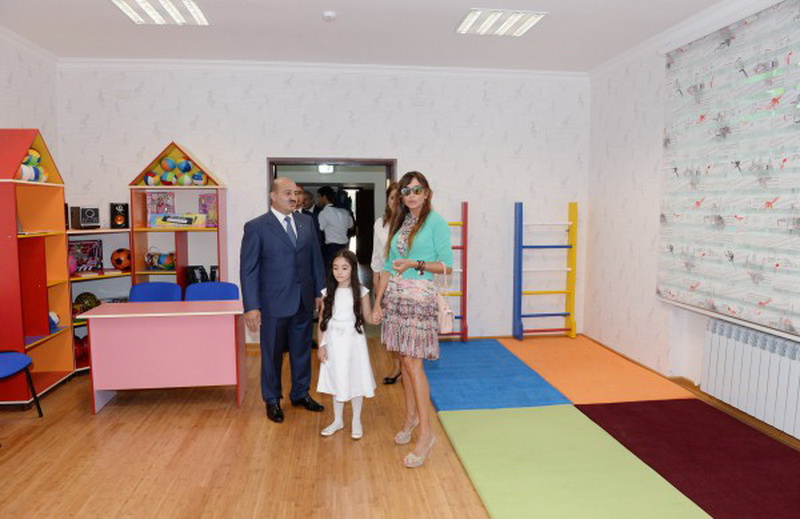 Первая леди Мехрибан Алиева приняла участие в открытии школы-интерната после реконструкции и ознакомилась с условиями, созданными в яслях-детском саду "Кенуль" в Баку - ФОТО
