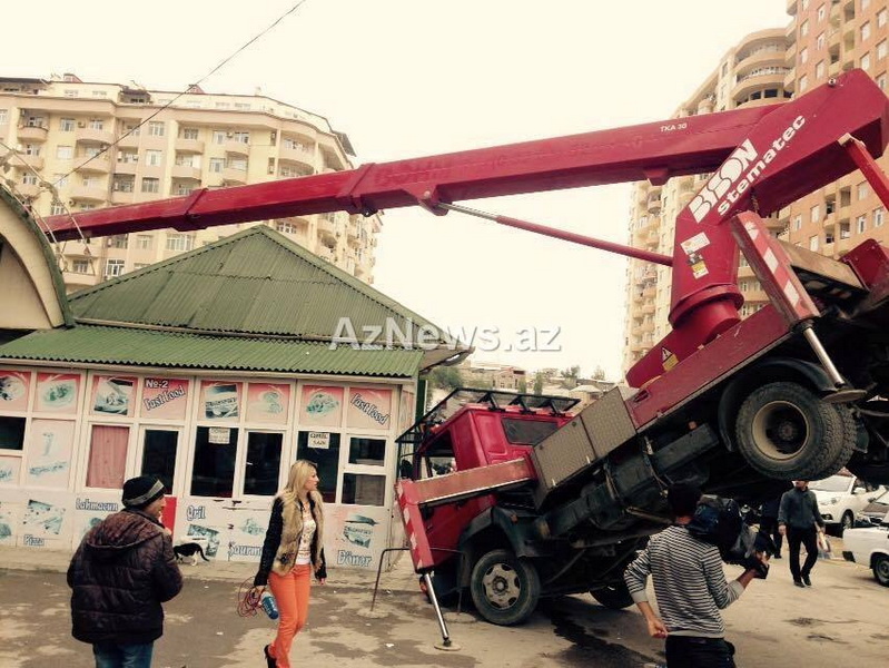 Автокран поднимая. Автокран поднимает. Автокран поднимает кабину. Кран поднимает елку. Автокран поднимает баннер.