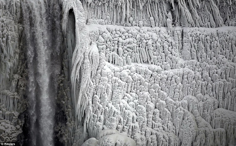 Ниагарский водопад превратился в ледяные сосульки - ФОТО