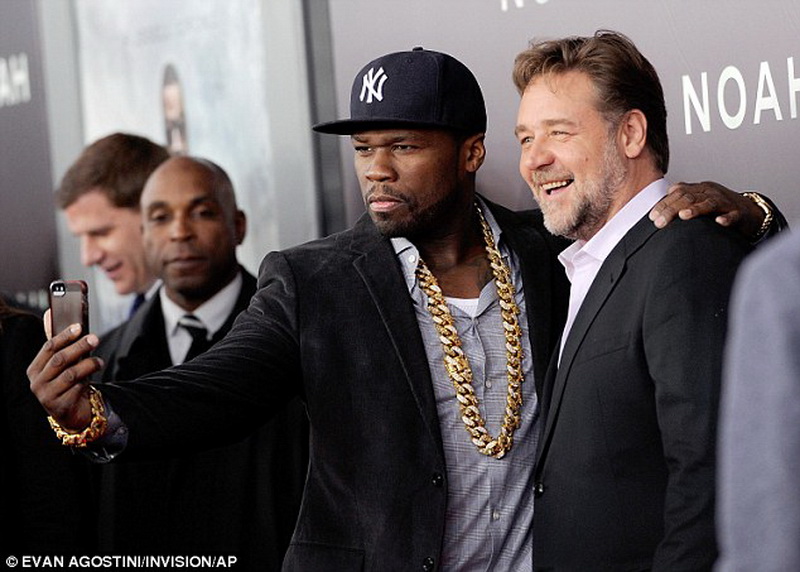 Звездный selfie: "50 Cent" поймал Рассела Кроу на премьере "Ноя" - ФОТО