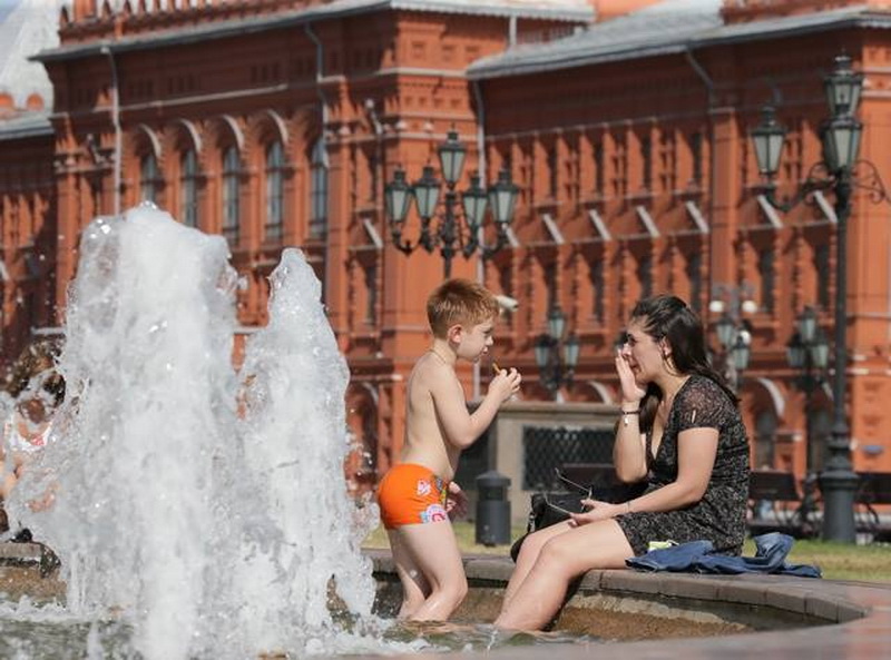 Как москвичи переживают аномальную жару - ФОТО