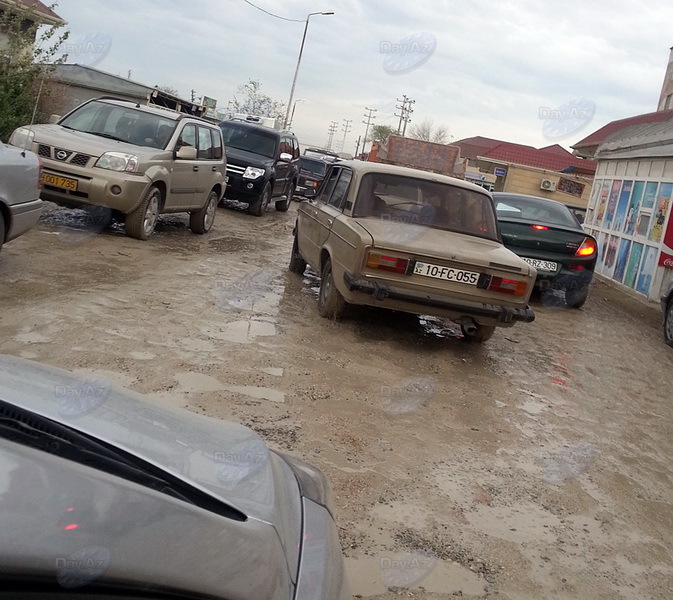 Пыльная "буря" в поселке Бина: почему не асфальтируют дорогу? - ФОТО