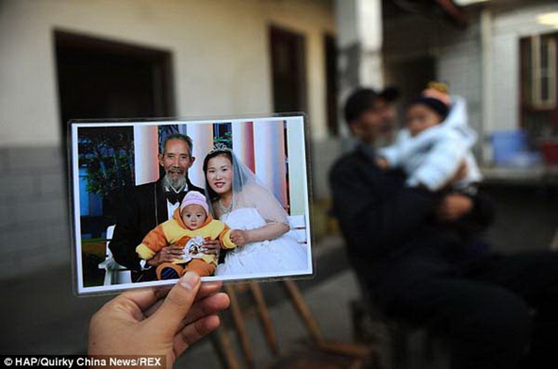 27-летняя китаянка влюбилась в 72-летнего целителя - ФОТО