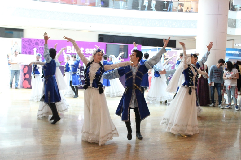 Гости Евроигр в азербайджанской национальной одежде - ФОТО
