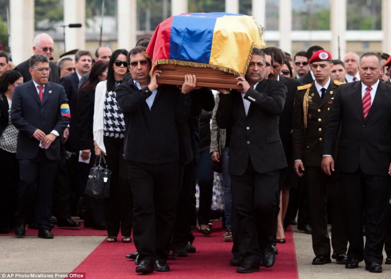 Чавес похоронен: от идеи бальзамирования пришлось отказаться - ОБНОВЛЕНО - ФОТО