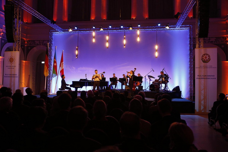 Выставкой и джаз-концертом в Гамбурге завершились запланированные на этот год мероприятия Фонда Гейдара Алиева в ФРГ - ОБНОВЛЕНО - ФОТО
