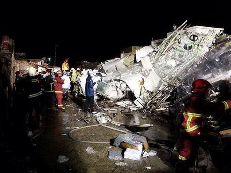 На Тайване аварийно сел и загорелся самолет: более 50 погибших - ОБНОВЛЕНО - ФОТО - ВИДЕО