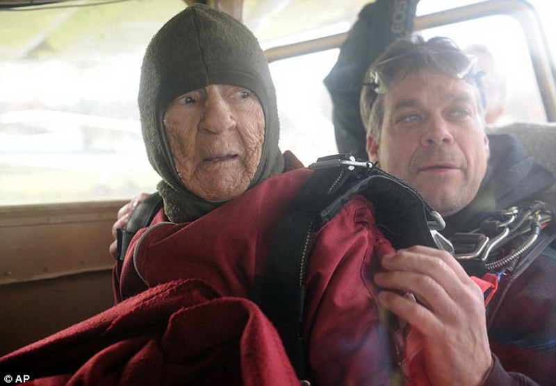 100-летняя бабушка отметила юбилей прыжком с парашютом - ФОТО