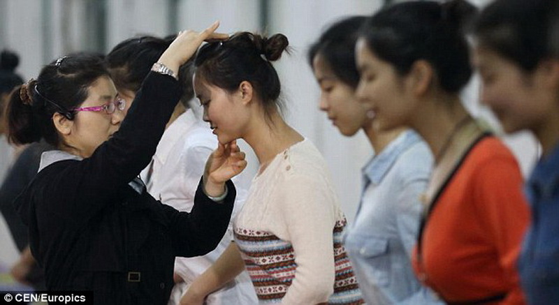 Вот как учат улыбаться китайских работников - ФОТО