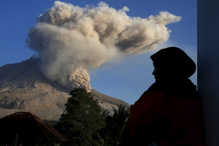 Извержение вулкана в Индонезии привело к хаосу - ФОТО