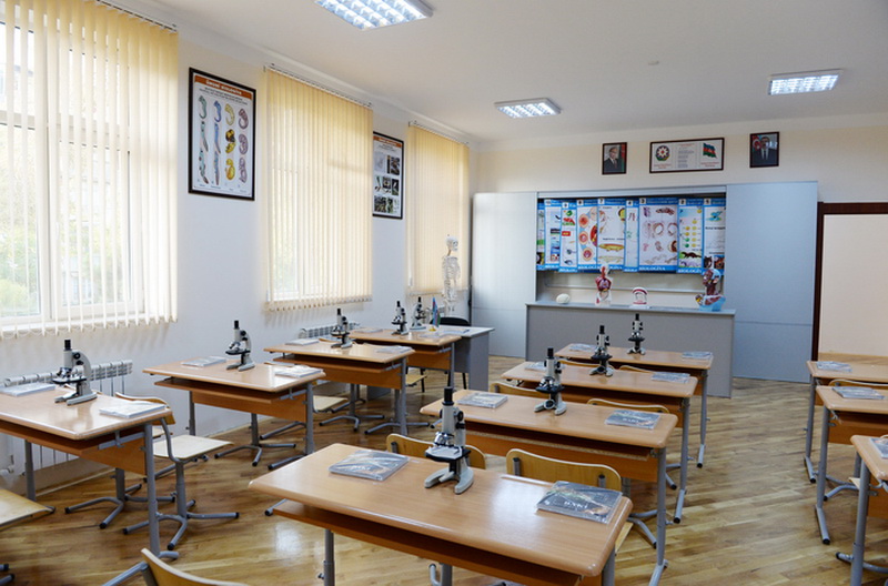 Президент Ильхам Алиев и его супруга Мехрибан Алиева приняли участие в открытии школы в Ясамальском районе после реконструкции - ОБНОВЛЕНО - ФОТО