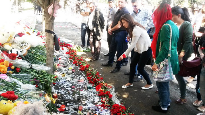 Жители Баку чтят память погибших во время пожара - ОБНОВЛЕНО - ФОТО