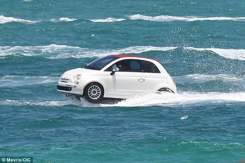 Car out. Машина плывет по морю. Машина купается. Уплыла машина. Машина море плавать.