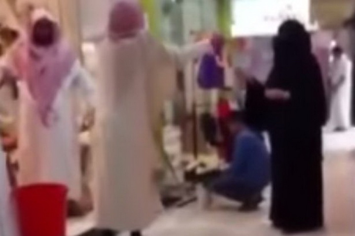 В Саудовской Аравии мужчина отчитал женщину за ее одежду - ФОТО - ВИДЕО